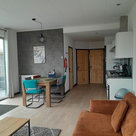 Luxe 5 Persoons Bungalow Op Rustig Vakantiepark Nabij Leeuwarden Dronrijp Ngoại thất bức ảnh